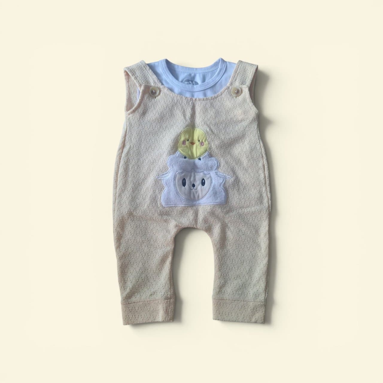 Conjunto Overol Amarillo + Camiseta Blanca Oveja y Pollito