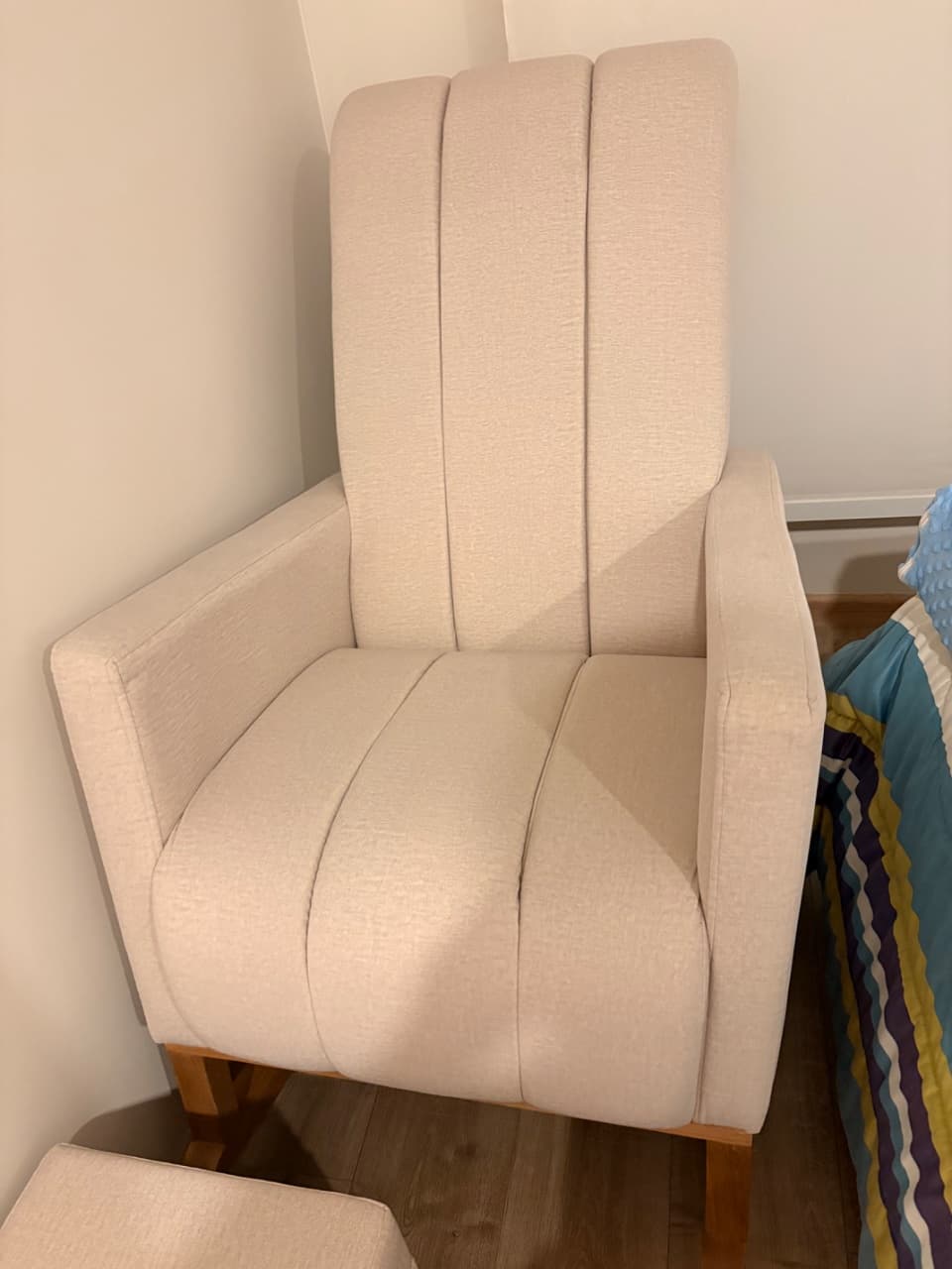 Mecedora de Lactancia con Puff Baúl Beige