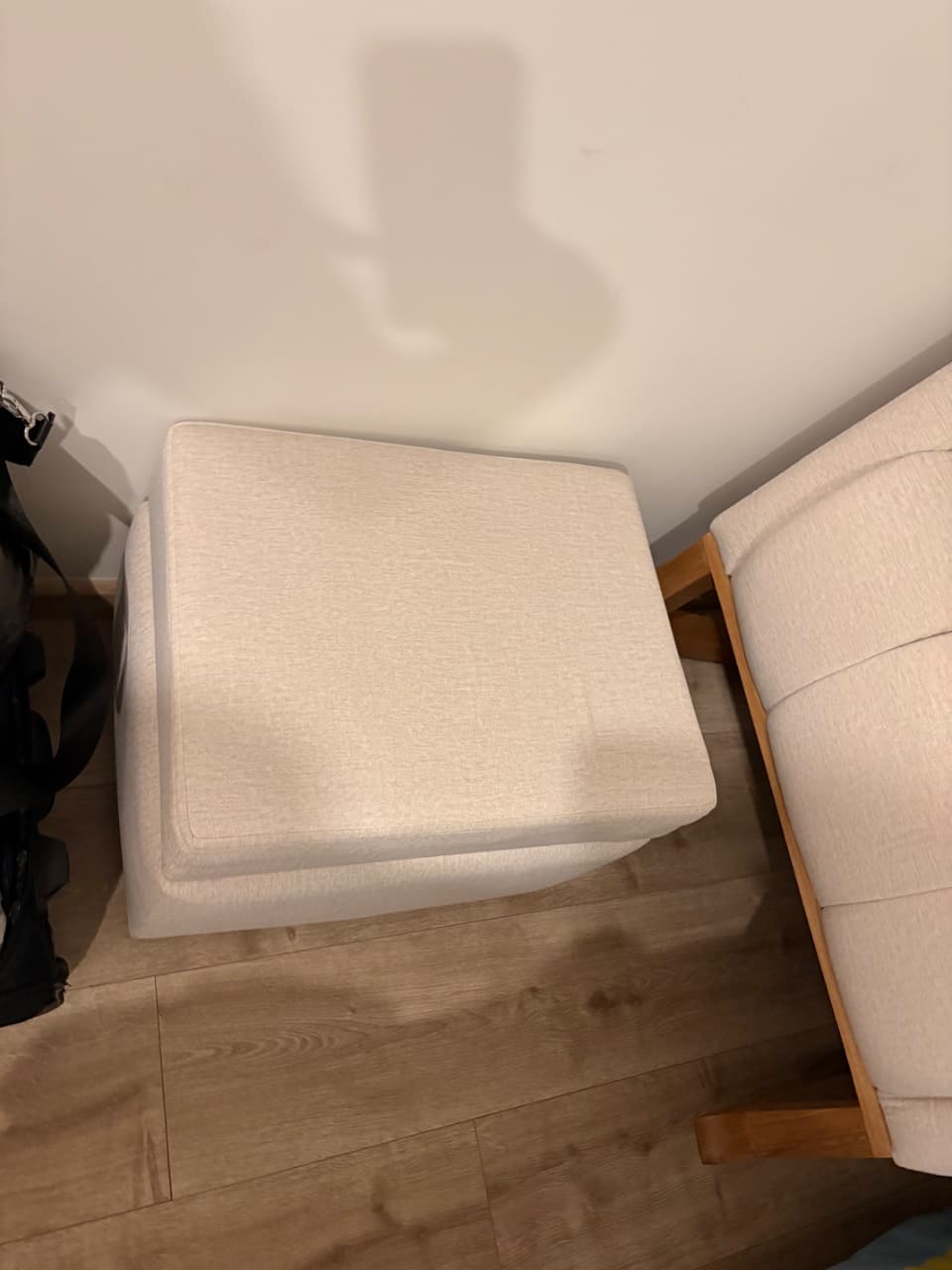 Mecedora de Lactancia con Puff Baúl Beige